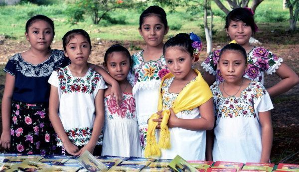 Foto de Niñas mayas con ropa tradicional